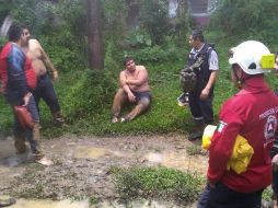 Algunos de los 45 competidores de un rally, que fueron rescatadis tras quedar atrapados en la súbita crecida de ríos. EFE/Protección Civil Tabasco