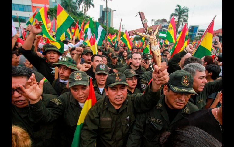 Policías celebran en Santa Cruz. AFP/D. Walker