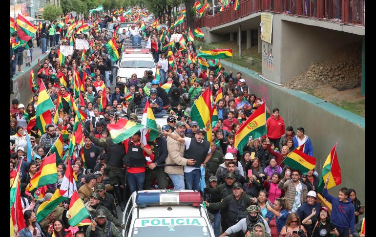 El líder cívico cruceño Luis Fernando Camacho (c) celebra junto a ciudadanos en La Paz. EFE/M. Alipaz