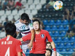 El mexicano Alí Ávila supera la marca del coreano Bang Woojin para marcar de cabeza la diana. IMAGO7