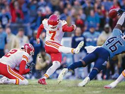 Joshua Kalu (#46) hizo la jugada salvadora para preservar el triunfo de los Titans. AFP / W. Hitt