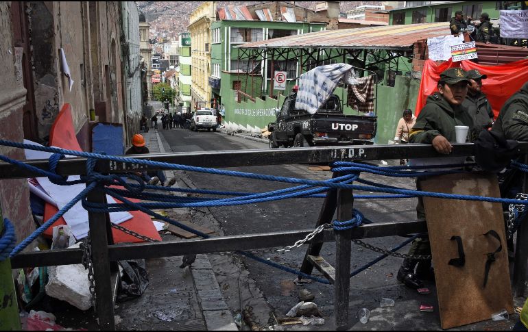 Policías bloquean una calle cerca de la plaza principal en La Paz, Bolivia, tras la renuncia de Evo Morales. AFP/A. Raldes