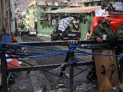 Policías bloquean una calle cerca de la plaza principal en La Paz, Bolivia, tras la renuncia de Evo Morales. AFP/A. Raldes