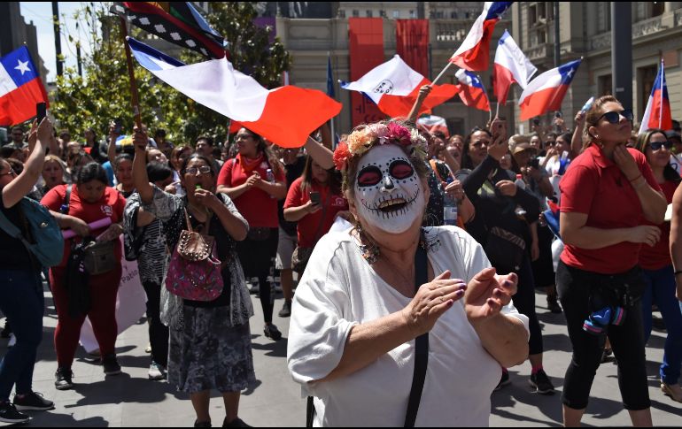 Trabajadores del sector salud protestan hoy en Santiago contra el gobierno de Piñera. AFP/R. Arangua