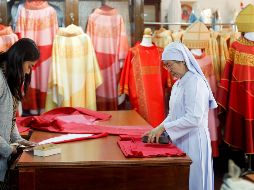 En una pequeña sala del convento, una decena de costureras trabajan incansablemente para unir telas de colores en seda artesanal, bajo la atenta mirada de la hermana Sukanya. EFE/D. Azubel