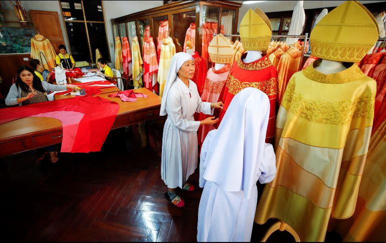 En una pequeña sala del convento, una decena de costureras trabajan incansablemente para unir telas de colores en seda artesanal, bajo la atenta mirada de la hermana Sukanya. EFE/D. Azubel