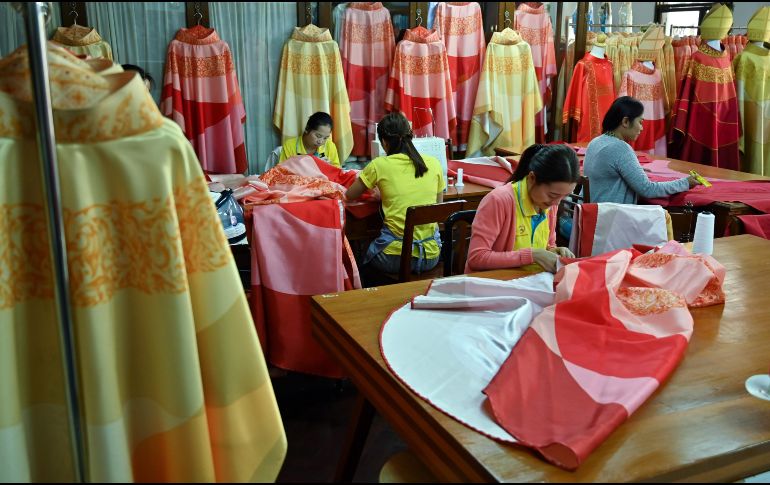 En una pequeña sala del convento, una decena de costureras trabajan incansablemente para unir telas de colores en seda artesanal, bajo la atenta mirada de la hermana Sukanya. AFP/R. Gacad