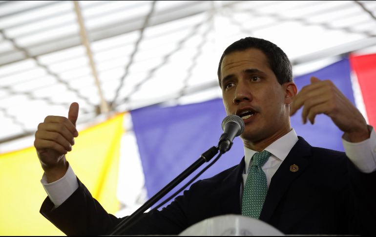 El opositor Juan Guaidó habla durante un acto con sindicatos y gremios nacionales en la sede del Colegio de Ingenieros, en Caracas. EFE/R. Peña