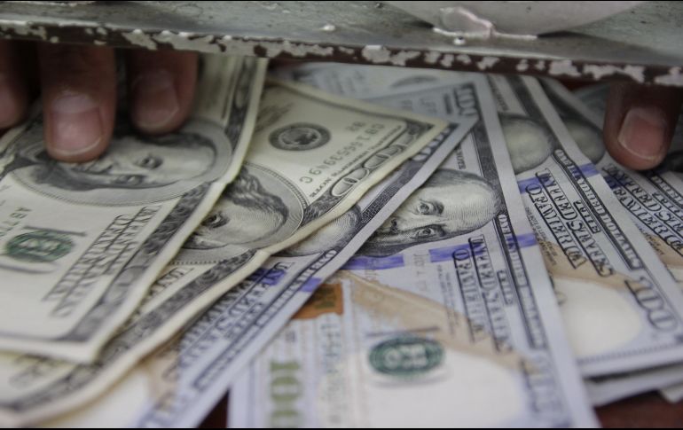 La moneda se adquirió en un precio mínimo de 17.95 pesos en bancos capitalinos. EL INFORMADOR/ARCHIVO