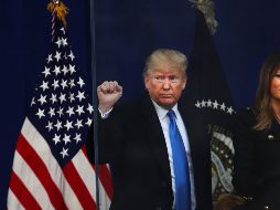 Donald Trump y su esposa Melania Trump asisten este lunes a la ceremonia inaugural del desfile del Día de los Veteranos en Nueva York. AFP/S. Platt