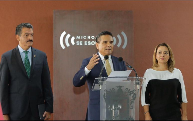 Aureoles (c) señaló que es claro que el ataque fue dirigido hacia los elementos policiales y no hacia la población. TWITTER/@Silvano_A