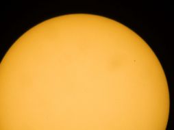 Durante el tránsito de Mercurio el planeta aparecerá como un diminuto punto negro por delante del disco solar. NASA