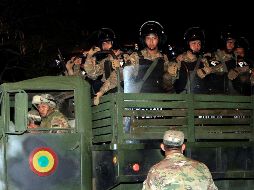 El ejército boliviano patrulla desde esta noche por las calles, en respuesta un pedido de apoyo por parte de la Policía. EFE/J. Torrejón