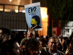 Tras darse a conocer que México dará asilo político a Evo Morales, algunos simpatizantes del exmandatario se reunieron afuera de la Embajada de Bolivia en México. SUN/V. Rosas