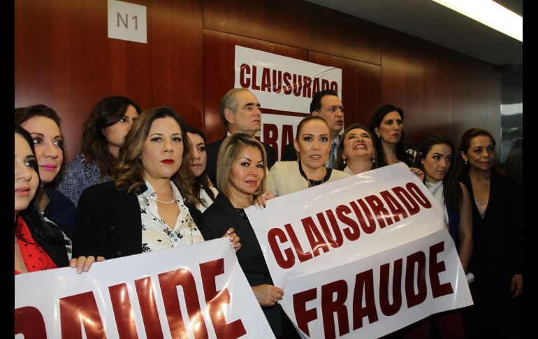 La bancada del PAN se manifiesta por lo que considera un proceso fraudulento en la elección en la CNDH. NTX/G. Granados