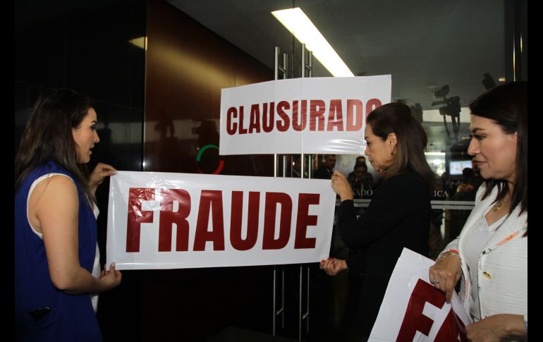 La bancada del PAN se manifiesta por lo que considera un proceso fraudulento en la elección en la CNDH. NTX/G. Granados.