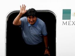 Evo Morales saluda al salir del avión en Ciudad de México. AP/E. Verdugo