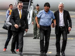 Evo Morales arribó este lunes al Aeropuerto Internacional de la Ciudad de México, donde fue recibido por el secretario de Relaciones Exteriores, Marcelo Ebrard, y otros funcionarios. NTX/E. Álvarez