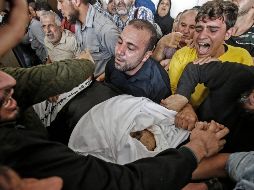 Familiares reaccionan ante el cuerpo de Bahaa al Ata en su funeral en la Ciudad de Gaza. AFP/S. Khatib