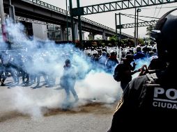 Elementos de la secretaria de seguridad ciudadana dispersaron con gas lacrimógeno a miembrosde la Policía Federal. NTX/E. Álvarez