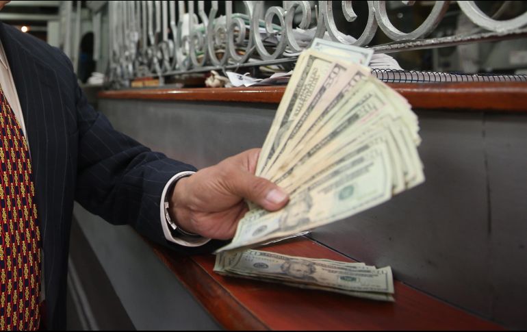 La moneda se compró en un mínimo 18.20 pesos en instituciones bancarias de la Ciudad de México. EL INFORMADOR/ARCHIVO