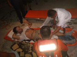 Fotografía cedida por la Semar que muestra la evacuación de los marinos heridos por piratas durante un asalto cuando transitaba por aguas del Golfo de México. EFE/SEMAR