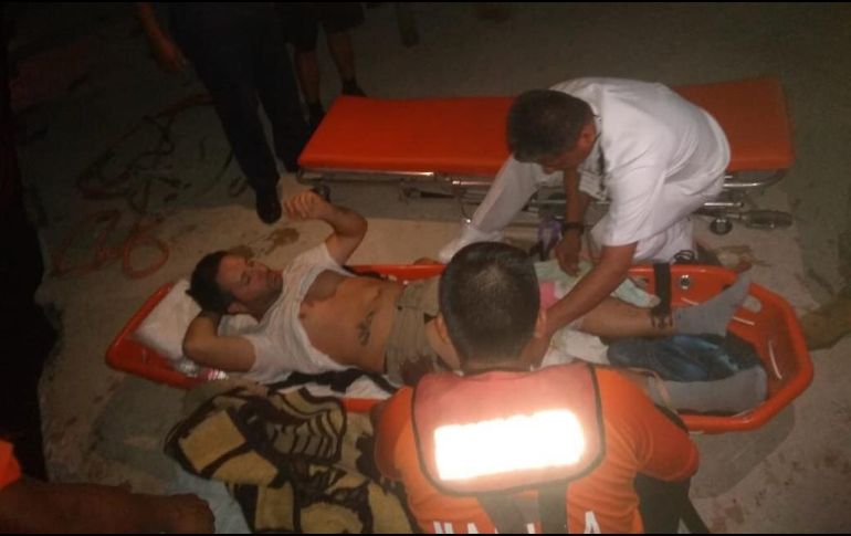 Fotografía cedida por la Semar que muestra la evacuación de los marinos heridos por piratas durante un asalto cuando transitaba por aguas del Golfo de México. EFE/SEMAR