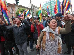 Partidarios del ex presidente de Bolivia, Evo Morales, se manifiestan en La Paz portando la Whipala, una bandera que representa a los indígenas del país. EFE/M. Alipaz