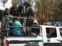 Policías bolivianos detienen a manifestantes este martes en la ciudad de Cochabamba. EFE/J. Abrego