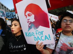 Estudiantes y simpatizantes se manifiestan afuera de la Suprema Corte, en el día de audiencias sobre el DACA. AFP/M. Tama