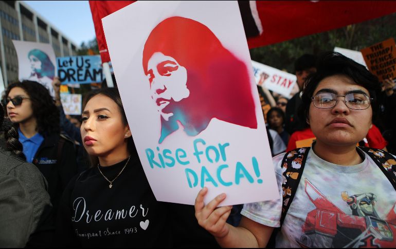 Estudiantes y simpatizantes se manifiestan afuera de la Suprema Corte, en el día de audiencias sobre el DACA. AFP/M. Tama