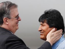 Evo Morales llega a México y agradece a López Obrador por salvarle la vida