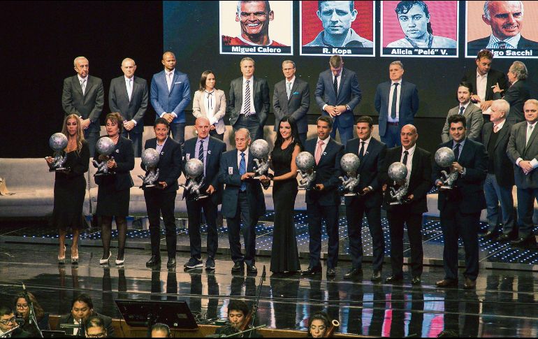 Los elegidos para el Salón de la Fama posaron con su trofeo tras la investidura. IMAGO7