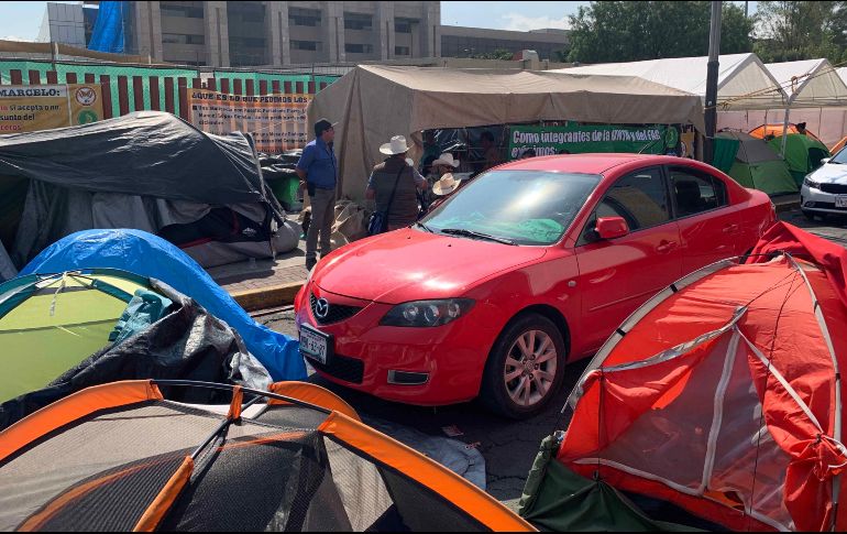 En prácticamente todos los accesos de la Cámara de Diputados, los inconformes montaron carpas con estructuras metálicas, tiendas de campaña, enormes lonas y templetes. SUN/B. Fregoso