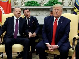 Trump dio las declaraciones a la prensa al recibir en el Despacho Oval a su homólogo de Turquía, Recep Tayyip Erdogan (i). AP/E. Vucci