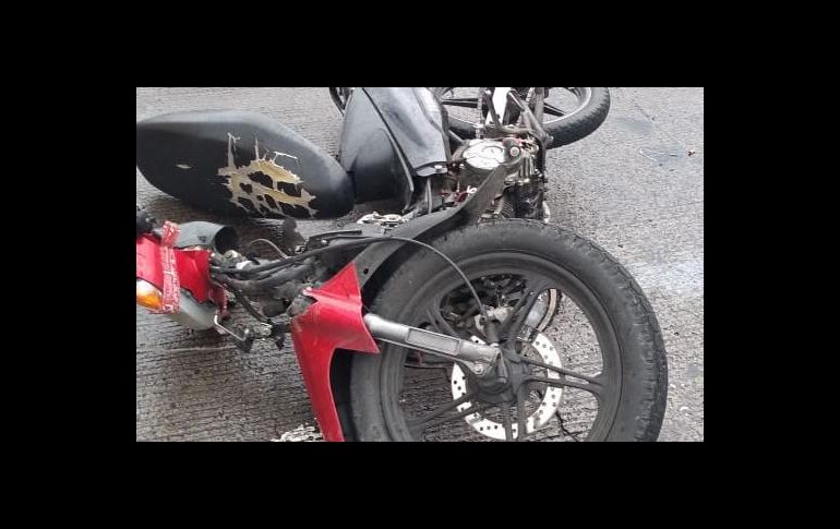 La persecución duró poco, pues metros adelante se impactaron contra un vehículo particular de caja seca y una pared. ESPECIAL