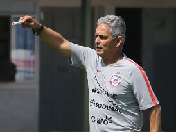 El colombiano mostró su apoyo al pueblo chileno, pero no aseguró su permanencia para el inicio de las eliminatorias del próximo año.EFE