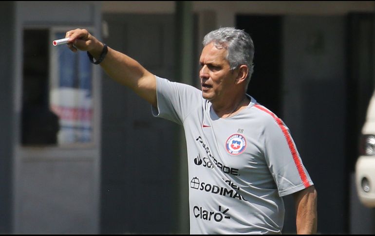 El colombiano mostró su apoyo al pueblo chileno, pero no aseguró su permanencia para el inicio de las eliminatorias del próximo año.EFE