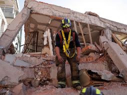 Elementos del Cuerpo de Bomberos de la Ciudad de México apoyan en la demolición del Colegio 