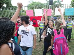 Seguidores de Nicolás Madura celebran la salida de los representantes de guaidó, que intentaron tomar el control de la embajada venezolana en Brasilia. EFE/ J. Alves