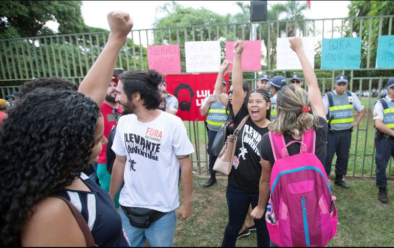 Seguidores de Nicolás Madura celebran la salida de los representantes de guaidó, que intentaron tomar el control de la embajada venezolana en Brasilia. EFE/ J. Alves