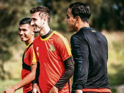Rodrigo Godínez y Omar Bravo bromean durante el entrenamiento de los universitarios, antes de viajar a Morelos. @leonesnegros