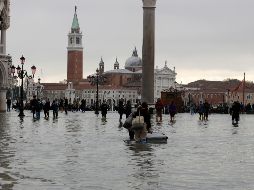 Venecia sufrió este miércoles la inundación más grave desde 1966, con un 80% de la ciudad afectada al subir la marea hasta los 187 centímetros. AP / L. Bruno