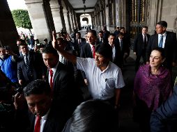 Más de una decena de elementos se observaron en el dispositivo de seguridad en torno a Evo Morales ayer en Ciudad de México. En la imagen, con la jefa del Gobierno capitalino, Claudia Sheinbaum. AP/ARCHIVO