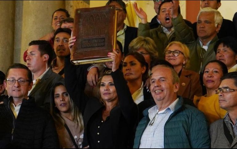 Lo primero que hizo Jeanine Áñez fue ir al viejo Palacio de Gobierno a recibir la banda presidencial y la medalla de Bolívar. GETTY IMAGES