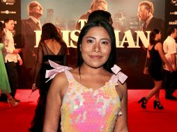 La actriz chilena Daniela Vega entregó el premio a Yalitza. NTX / J. Lira