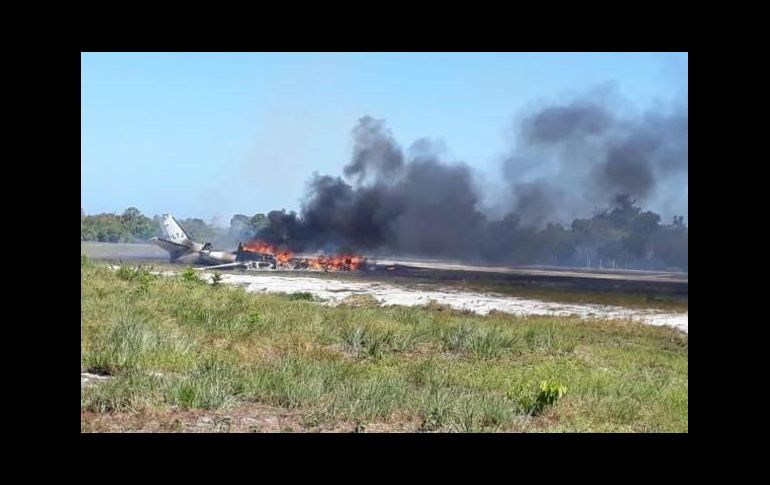 Aunque todas las personas consiguieron salir del avión tras el accidente, una mujer murió carbonizada en el área. TWITTER/@PCazador2021