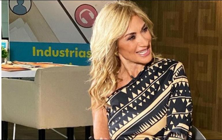 Adela se encuentra trabajando en un proyecto de periodismo digital llamado 