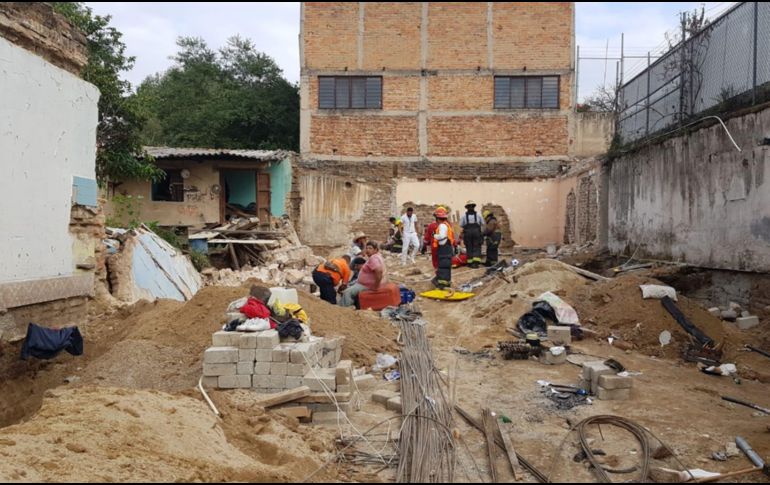 En el cruce de Ramón Blancarte y Obregón, de la colonia La Penal, mientras se realizaba una zanja para cimentación, colapsó una barda contigua de una habitación. ESPECIAL / Bomberos de Guadalajara