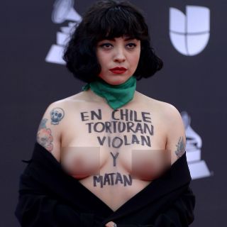 Mon Laferte denuncia en los Grammys violaciones y torturas en Chile